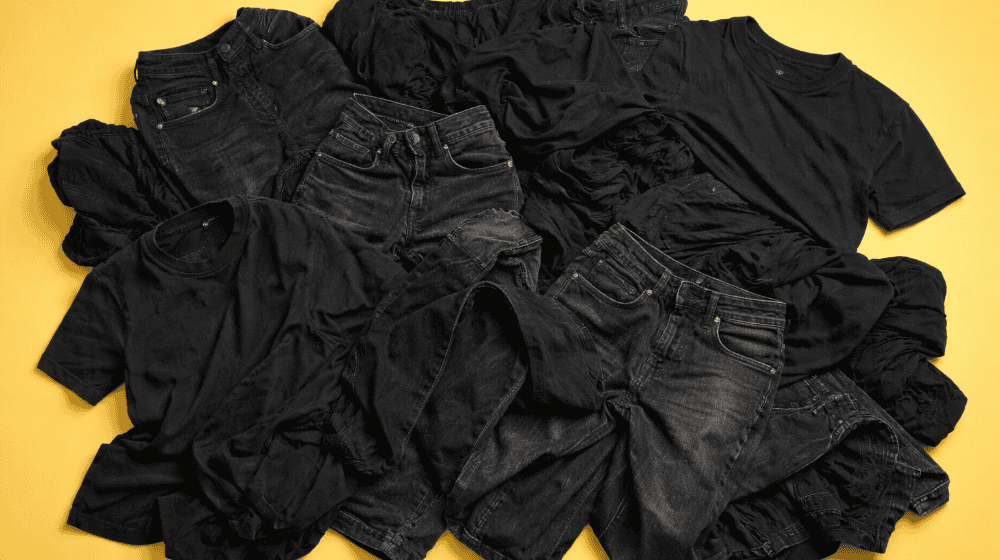 Black textiles cause major problems for sorting plants - Leipzig researchers are working on solutions. © AI-generated with ChatGPT