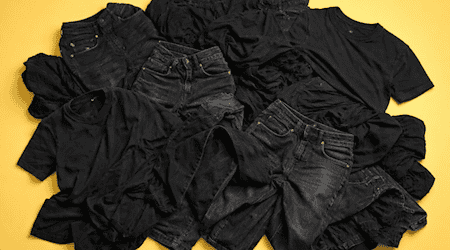 Alte Jeans und schwarze Shirts machen das Recycling von Altkleidern kompliziert. Das IOM Leipzig will das ändern.