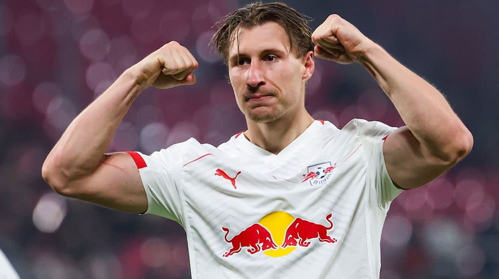 He flexes his muscles: Leipzig's defensive boss Willi Orban / Photo: Jan Woitas/dpa