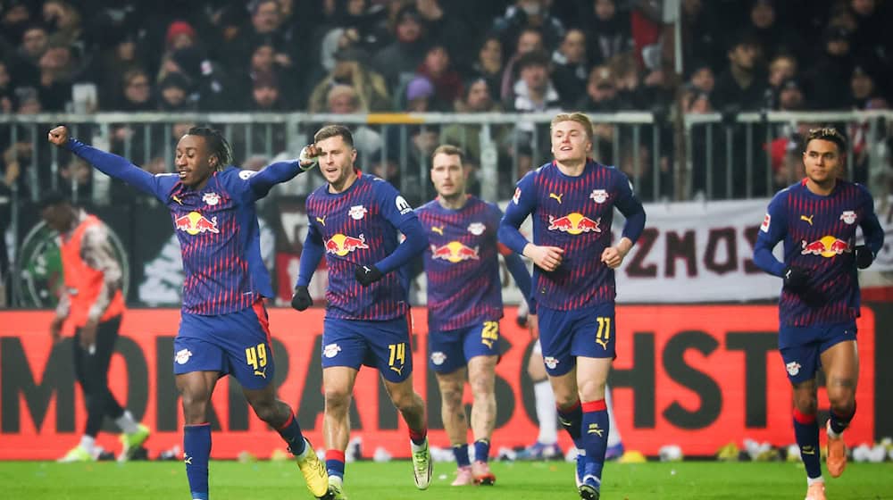 Leipzig's Yan Diomande (l,) celebrates after his goal at FC St. Pauli / Photo: Christian Charisius/dpa