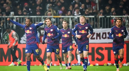 Гравець "Лейпцига" Ян Діоманде (ліворуч) радіє після голу у ворота ФК "Санкт-Паулі" / Фото: Крістіан Харізіус / dpa