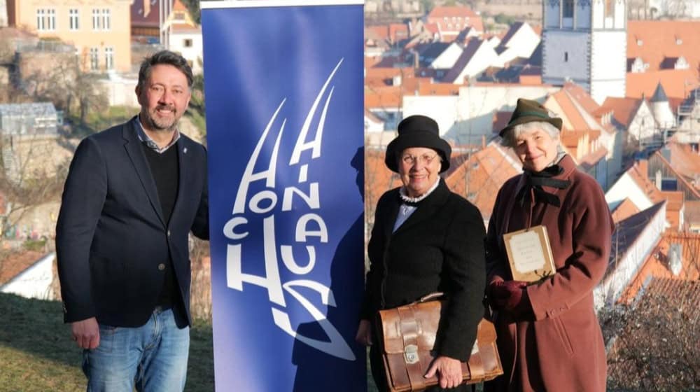 Stadtmarketingchef Christian Friedel präsentierte gemeinsam mit Marianne Horns und Karin Lehmann (v.l.) alias Margarete und Elsbeth Große in luftiger Höhe an der Jahnhalle das neue Jahresthema. Foto: Stadt Meißen