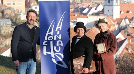Stadtmarketingchef Christian Friedel präsentierte gemeinsam mit Marianne Horns und Karin Lehmann (v.l.) alias Margarete und Elsbeth Große in luftiger Höhe an der Jahnhalle das neue Jahresthema. Foto: Stadt Meißen