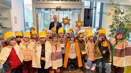 Sternsinger im Coswiger Rathaus mit Oberbürgermeister Thomas Schubert. Foto: Stadtverwaltung Coswig