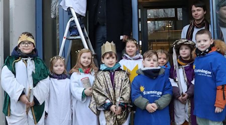 Landrat Ralf Hänsel und die Sternsinger vor dem Landratsamt in Meißen. Foto: Landratsamt Meißen – Anja Schmiedgen-Pietsch