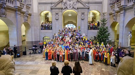 Rund 300 Mädchen und Jungen haben als Sternsinger in der Staatskanzlei ein Ständchen gebracht.  / Foto: Robert Michael/dpa