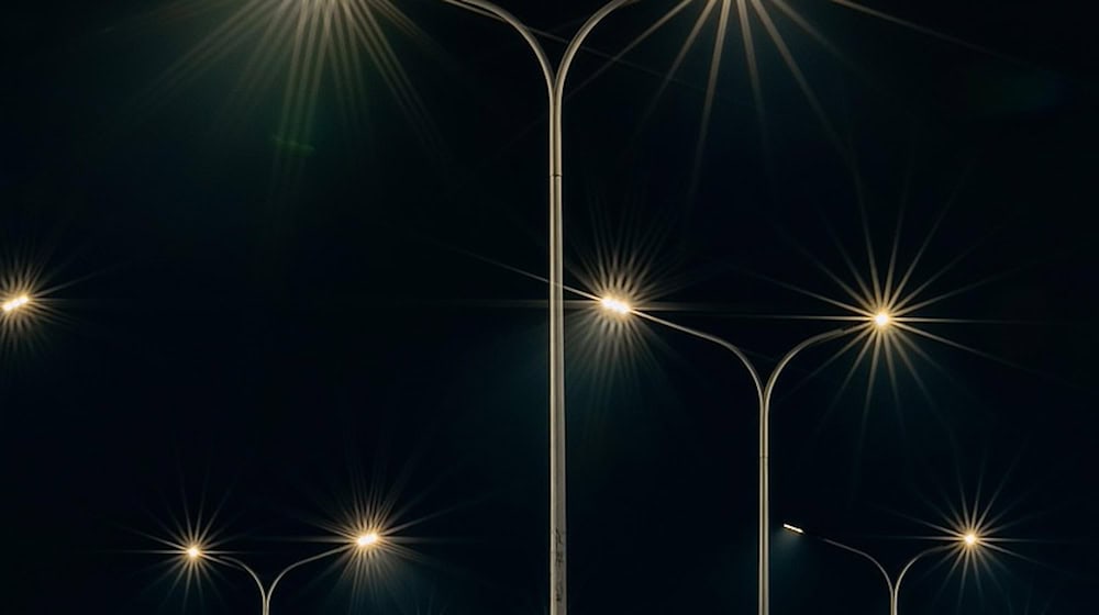 Symbolbild Straßenlaternen / pixabay JackerKun