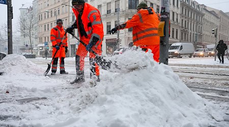 Schnee und Glätte sorgen am Freitag in Sachsen für schwierige Straßenverhältnisse. So wie hier an einer Kreuzung in Leipzig. / Foto: Jan Woitas/dpa