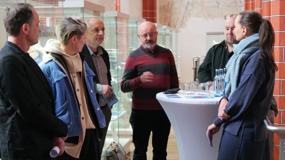 Im Stadtmuseum gab die Stadt Meißen am Montag  gemeinsam mit weiteren Akteuren eine Vorschau auf das Tacheles-Programm. Im Bild v.l.: Holger May (Theater Meißen), Käthe Raeder (Gassenzauber), Uwe Michel (Schlossleiter Albrechtsburg), Bernd Oehler, der sich schon seit Jahren im Rahmen verschiedener Initiativen für die Erinnerungskultur in Meißen einsetzt, Christian Kypke vom Hafenstraße e.V. und Kulturreferentin Sara Engelmann. Foto: Stadt Meißen