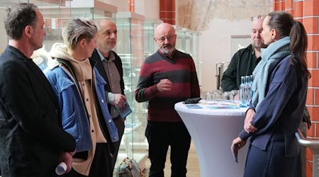 Im Stadtmuseum gab die Stadt Meißen am Montag  gemeinsam mit weiteren Akteuren eine Vorschau auf das Tacheles-Programm. Im Bild v.l.: Holger May (Theater Meißen), Käthe Raeder (Gassenzauber), Uwe Michel (Schlossleiter Albrechtsburg), Bernd Oehler, der sich schon seit Jahren im Rahmen verschiedener Initiativen für die Erinnerungskultur in Meißen einsetzt, Christian Kypke vom Hafenstraße e.V. und Kulturreferentin Sara Engelmann. Foto: Stadt Meißen
