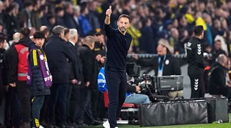 Darf über den ersten Titel in der Türkei jubeln: Domenico Tedesco. (Archivbild) / Foto: Khalil Hamra/AP/dpa