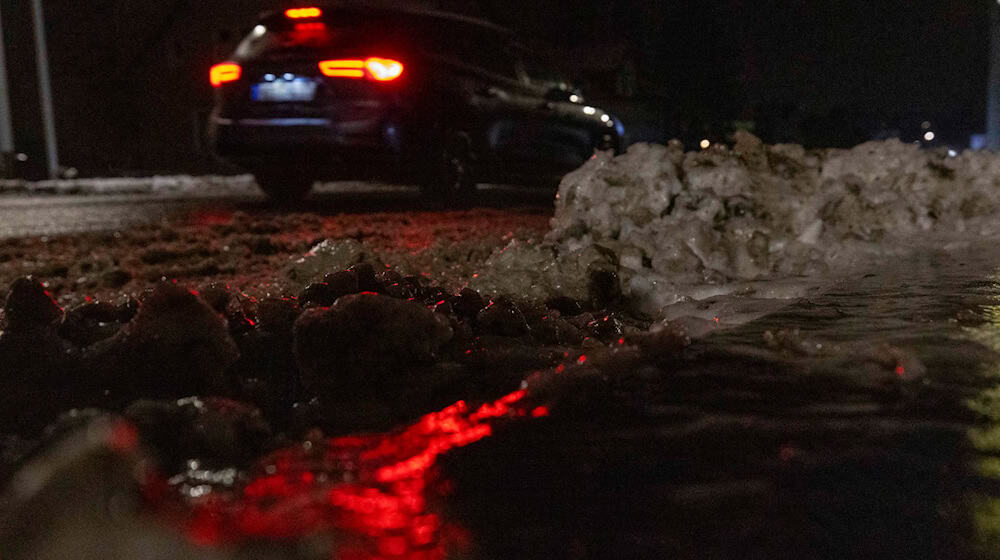 In Sachsen ist am Morgen noch einmal mit glatten Straßen zu rechnen.  / Foto: Daniel Wagner/dpa