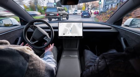 Teslas Full Self Driving (FSD) ist noch Stufe 2. Der Mensch muss jederzeit bereit sein, einzugreifen. Foto: Tesla