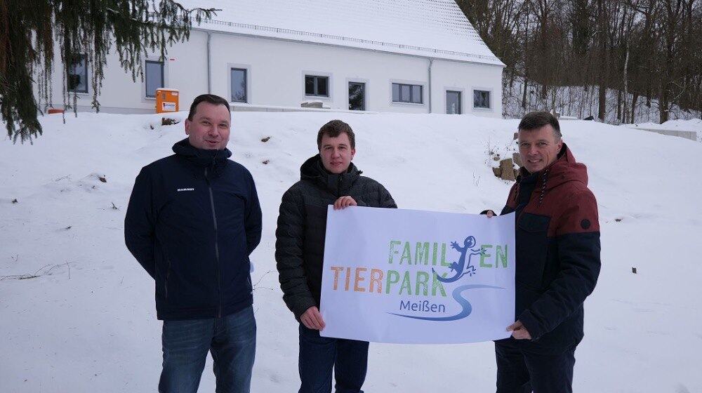 Falk Müller, Geschäftsführer des Tierparkbetreibers Städtische Dienste Meißen (SDM), Tierparkleiter Timo Stephany und Oberbürgermeister Markus Renner präsentierten vor dem sanierten Wirtschaftsgebäude das neue Tierparklogo. Foto: Stadt Meißen
