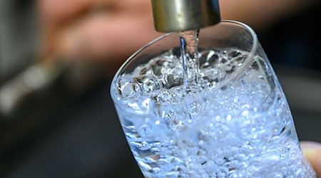 In den frühen Morgenstunden riss die Leitung nach Angaben des Energieversorgers noch weiter auf. (Symbolbild) / Foto: Hendrik Schmidt/dpa