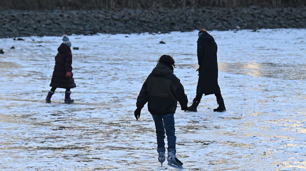 Trotz Dauerfrost warnen die Behörden vor dem Betreten der Eisflächen. / Foto: David Hammersen/dpa
