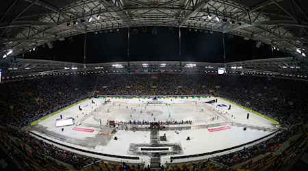 DEL Wintergame thrills players and fans in Dresden's Rudolf Harbig Stadium / Photo: Robert Michael/dpa