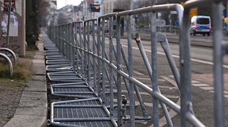 Nach dem Versammlungsgeschehen rund um das Connewitzer Kreuz gibt die Polizei den Bereich am frühen Abend wieder für den Straßenverkehr frei / Foto: Heiko Rebsch/dpa