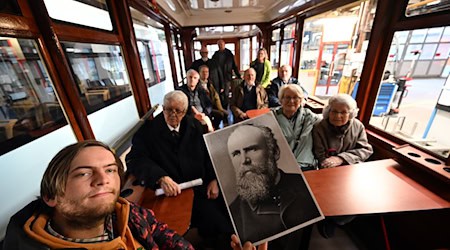 Nachkommen und Verwandte des Schwebebahn-Erfinders Eugen Langen sitzen im sogenannten Kaiserwagen der Schwebebahn. Am 1. März 1901 ging in Wuppertal die Schwebebahn in Betrieb. / Foto: Federico Gambarini/dpa