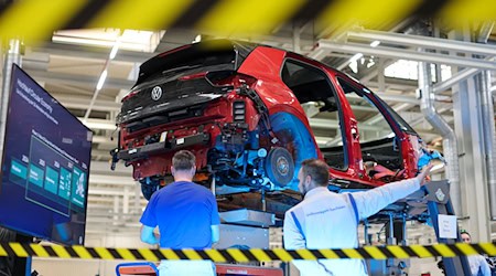 VW Zwickau employees dismantle a VW ID.3 / Photo: Jan Woitas/dpa