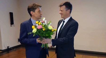  Oberbürgermeister Markus Renner (r.) gratuliert dem neugewählten Bürgermeister Sebastian Schöne. Foto. Stadt Meißen