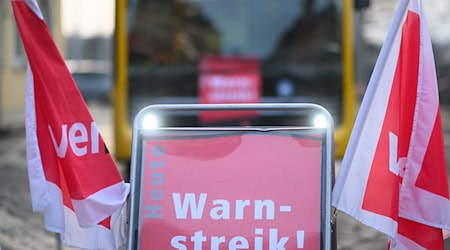 Passengers in several Saxon cities have to prepare for massive restrictions in local transport on Monday (archive picture) / Photo: Robert Michael/dpa