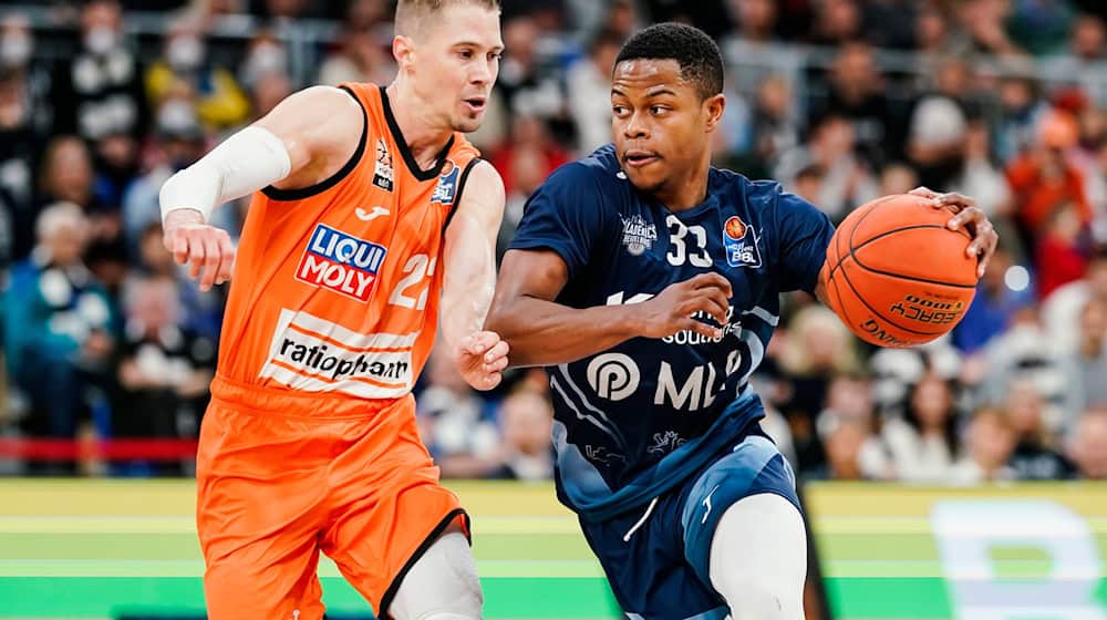 Eric Washington (r.) moves from Jena to Chemnitz. (Archive image) / Photo: Uwe Anspach/dpa