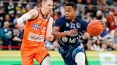 Eric Washington (r.) wechselt von Jena nach Chemnitz. (Archivbild) / Foto: Uwe Anspach/dpa