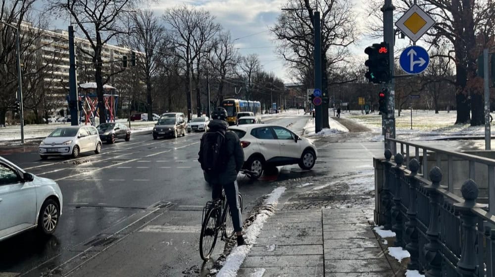 Besonderheit an der Albertbrücke: Getrennte Grünphasen für Autofahrer sowie Radfahrer und Fußgänger in Richtung Sachsenplatz. Foto: CdH 