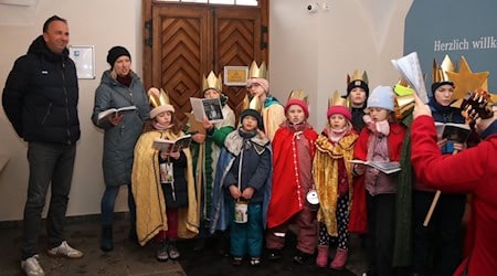 Die Riesaer Sternsinger waren bei Oberbürgermeister Marco Müller zu Besuch uns segneten das Rathaus. Foto: Stadt Riesa