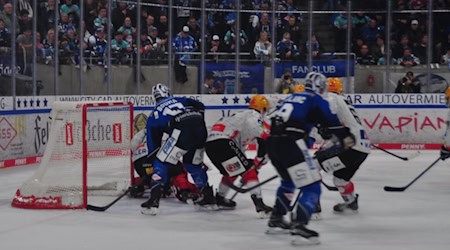 Der Anschlusstreffer für die Eislöwen. Foto: Matthias Fischer 