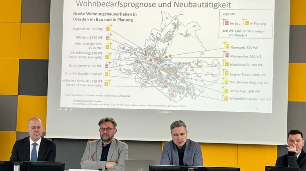 Baubürgermeister Stephan Kühn (2.v.r.) präsentierte am Freitag mit Andreas Feldmann (Abteilungsleiter Verwaltung und Recht, l.) und Hans-Martin Pfohl (Abteilungsleiter Stadtentwicklungsplanung im Amt für Stadtplanung und Mobilität, 2.v.l.) Dresdens Pläne für den Bauturbo. Foto: CdH