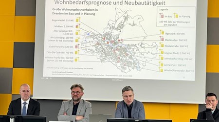 Baubürgermeister Stephan Kühn (2.v.r.) präsentierte am Freitag mit Andreas Feldmann (Abteilungsleiter Verwaltung und Recht, l.) und Hans-Martin Pfohl (Abteilungsleiter Stadtentwicklungsplanung im Amt für Stadtplanung und Mobilität, 2.v.l.) Dresdens Pläne für den Bauturbo. Foto: CdH