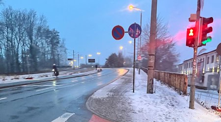 Schon seit Längerem dringend sanierungsbedürftig: die Brücke über die Bahngleise im Industriegelände Richtung Klotzsche. Foto: CdH