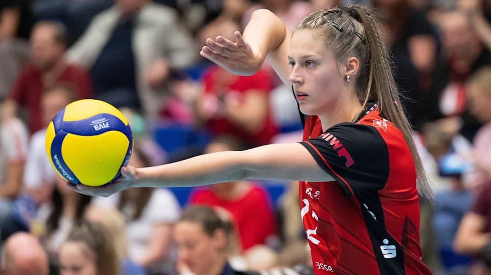Dresden's Mette Pfeffer serving / Photo: Sebastian Kahnert/dpa