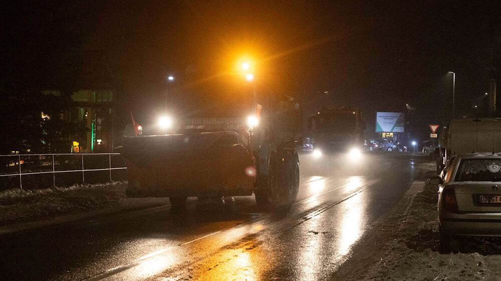 Seit dem frühen Morgen werden die Straßen in Dresden gestreut und geräumt.  / Foto: Daniel Wagner/dpa