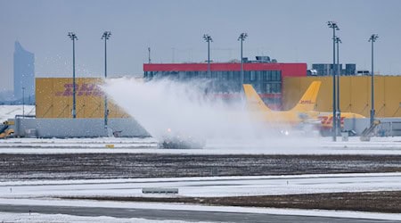 Das Winterwetter bremst den Flugbetrieb in Leipzig und Dresden nicht. (Archivbild) / Foto: Jan Woitas/dpa