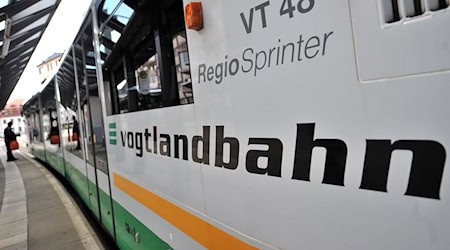 Durch das Wetter kommt es auf Verbindungen der Vogtlandbahn zu Einschränkungen. (Symbolbild) / Foto: Hendrik Schmidt/dpa
