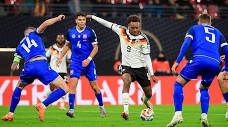 Assan Ouédraogo (M) při swojim DFB-debiće přećiwo Słowakskeje. (Archivbild) / Foto: Jan Woitas/dpa