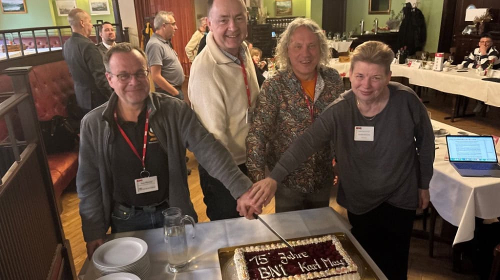 Uwe Rischer, Chapterdirektor Rechtsanwalt Andreas Berger, Lutz Stöckigt und Partnerdirektorin Cornelia Klotzsche beim Anschneiden der Geburtstags-Torte. Foto: meeco Communication Services