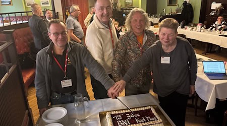 Uwe Rischer, Chapterdirektor Rechtsanwalt Andreas Berger, Lutz Stöckigt und Partnerdirektorin Cornelia Klotzsche beim Anschneiden der Geburtstags-Torte. Foto: meeco Communication Services