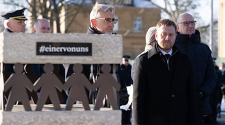 Die Regierungschefs von Sachsen und Brandenburg, Michael Kretschmer und Dietmar Woidke, gedenken des in Lauchhammer getöteten Polizisten. / Foto: Sebastian Kahnert/dpa