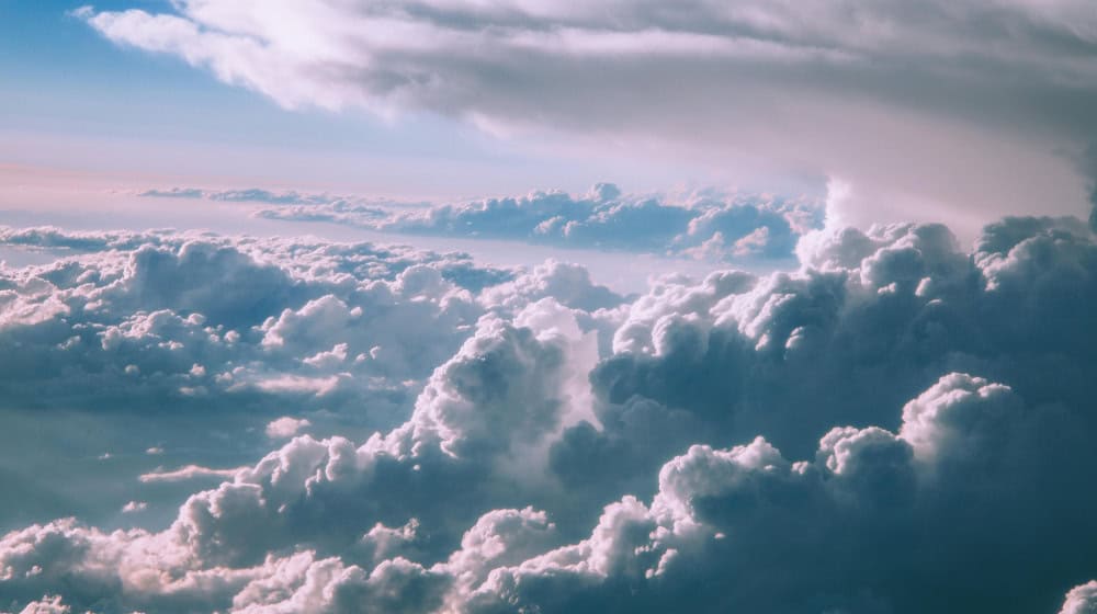 Clouds are chemical factories: Here, certain acids react with sunlight to form hydrogen peroxide. This affects air quality and climate. © pixabay/Pexels