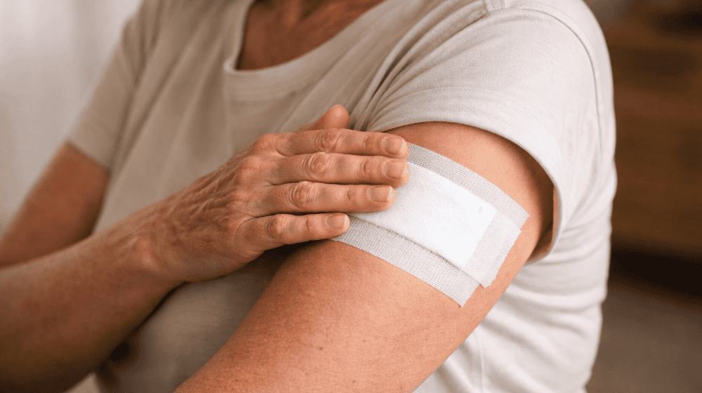 Conventional wound dressings like these cannot stop excessive inflammation. The new edition from Dresden aims to change that. © AI-generated with ChatGPT