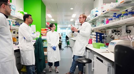 Benjamin Schumann (r.) forscht seit August 2025 an der TU Dresden. Mit seinem Team entwickelte er eine Methode, um zuckerbeschichtete Sensoren auf Zelloberflächen sichtbar zu machen und zu verfolgen.