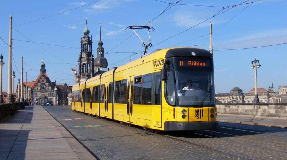 Die Linie 11 auf Umwegen. Durch die im Februar 2026 anstehende Umleitung werden die Bahnen aber nicht über die Augustusbrücke geführt sondern wir vor Jahrzehnten nach Plauen. Symbolfoto: DVB AG