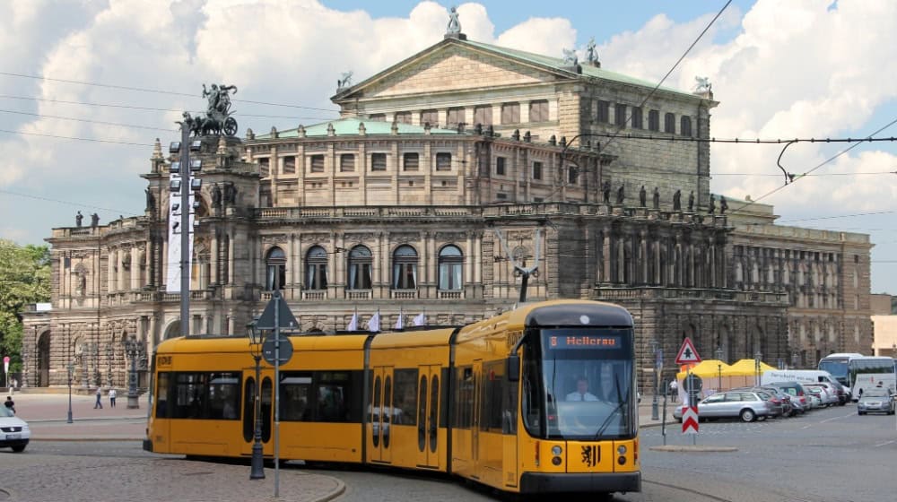 Auch während des Semperopernballs werden Straßenbahnen am Theaterplatz halten - müssen aber eine Schleuse passieren. Foto: DVB AG