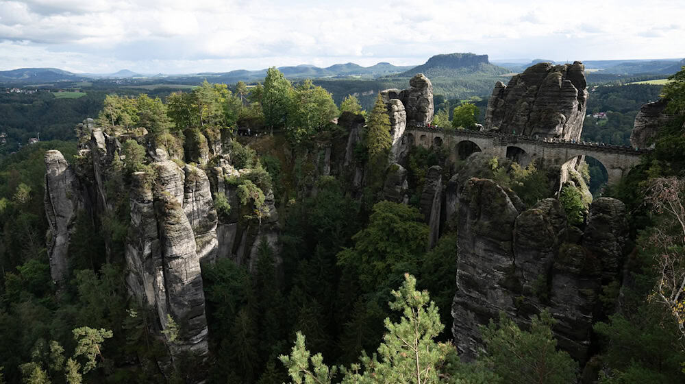 Der junge Mann stürzte acht Meter in die Tiefe. (Archivbild) / Foto: Sebastian Kahnert/dpa