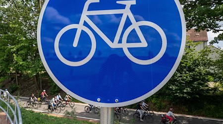 Knapp 125 Projekte für den ÖPNV, Fuß- und Radverkehr hat das Landesamt für Straßenbau und Verkehr im vergangenen Jahr gefördert. (Archivbild) / Foto: Hendrik Schmidt/dpa