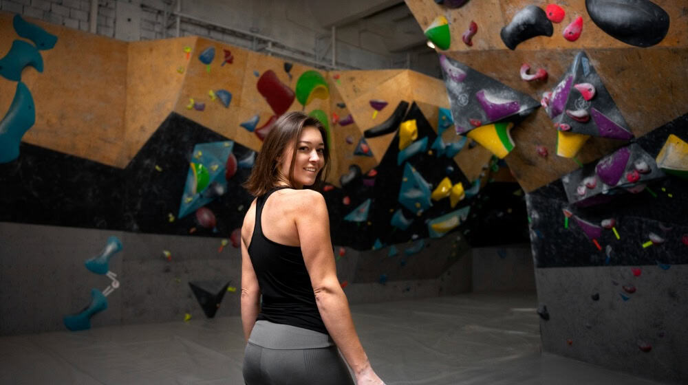 Bouldern boomt: In modernen Hallen finden Einsteiger wie Fortgeschrittene ideale Trainingsbedingungen. / Foto: freepik.com